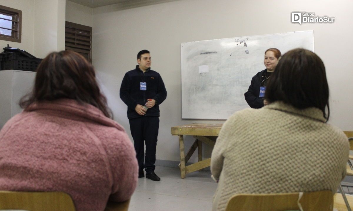 Valdivian prison inmates participate in a talk about domestic violence